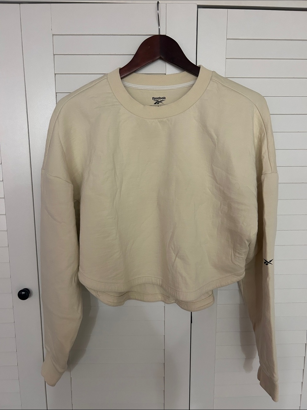 Reebok Women's Cream Boxy Cropped Crewneck Sweatshirt